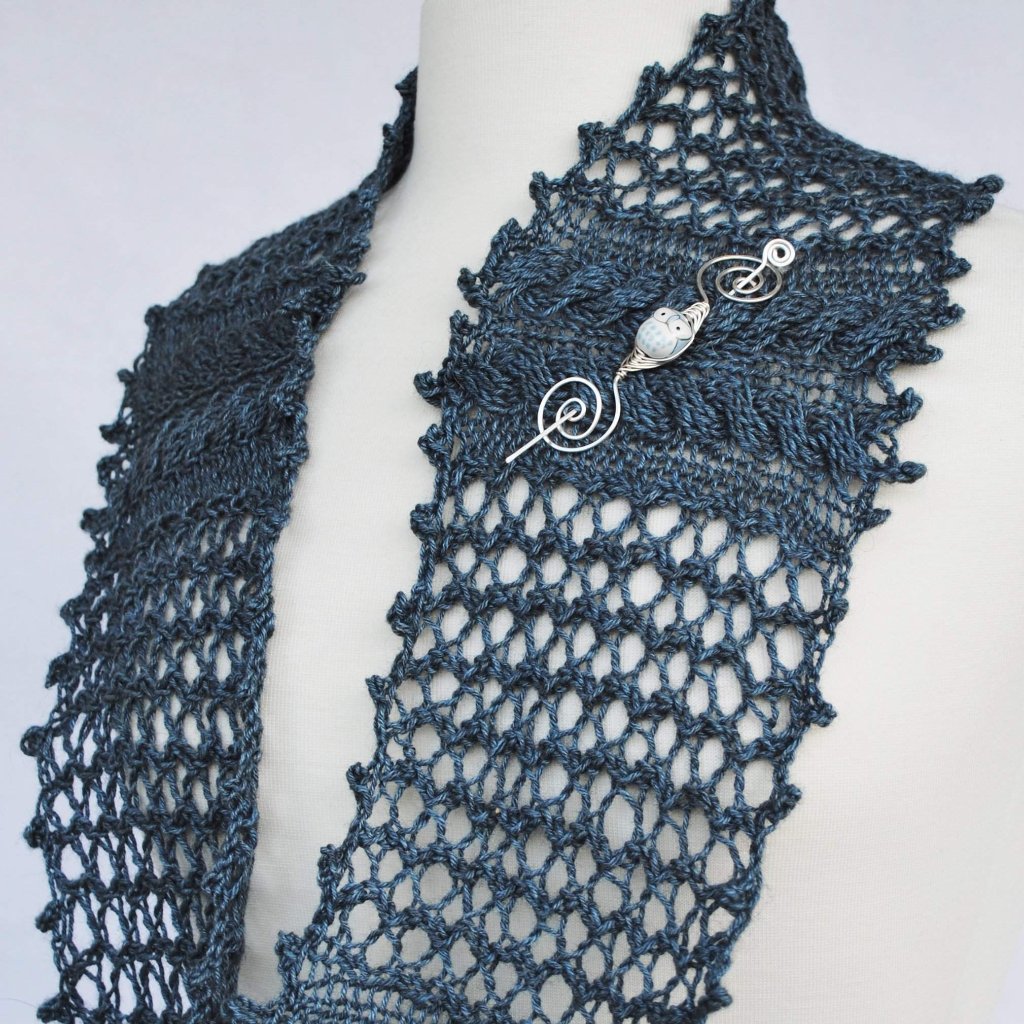 Ravelry: Woodlands Infinity Scarf pattern by Leah & Stitch